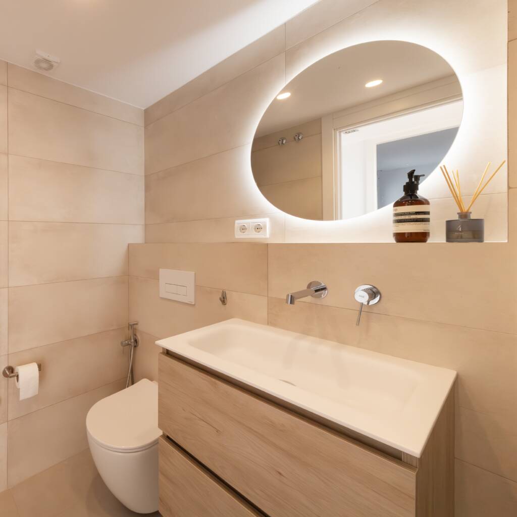 baño con espejo moderno