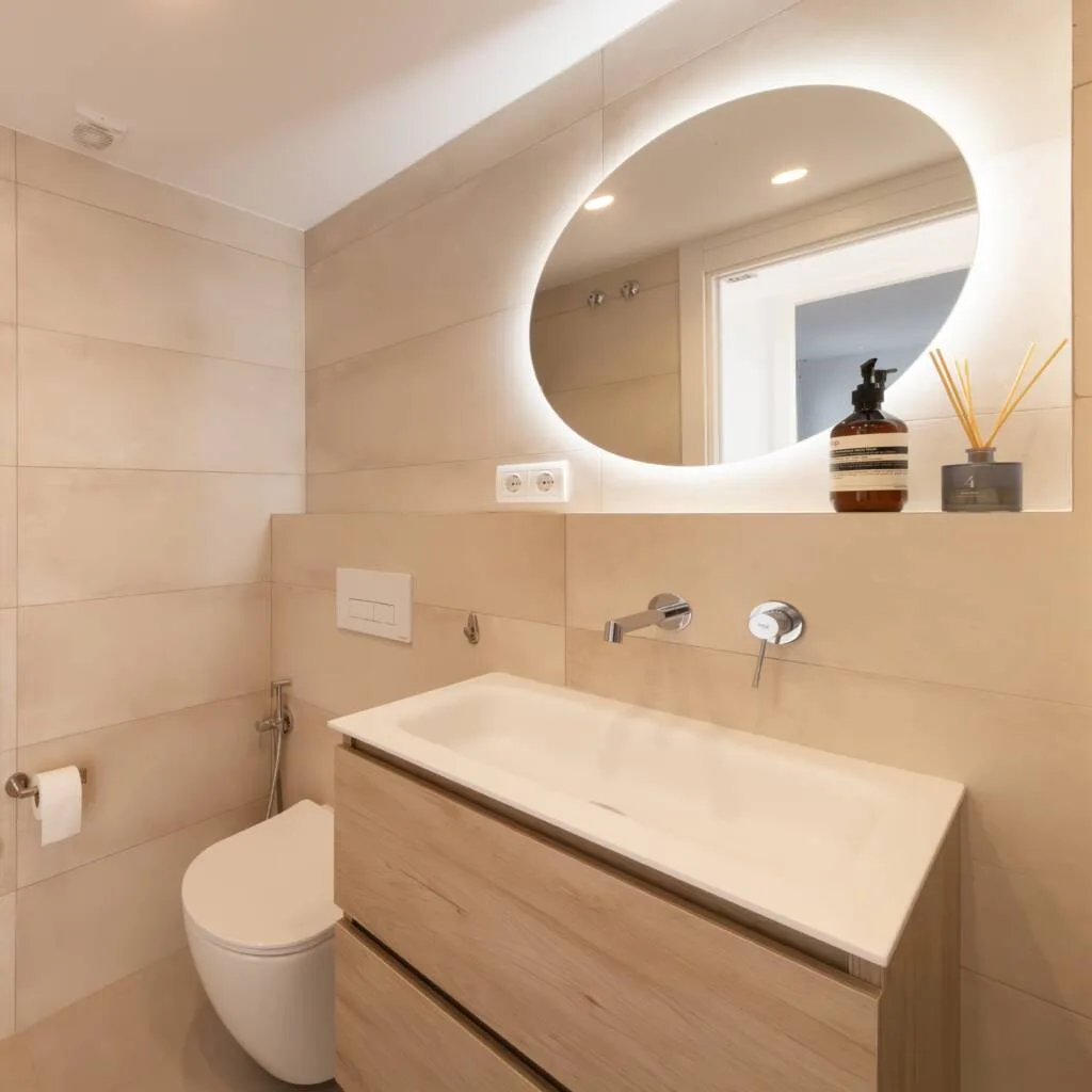 baño con espejo moderno