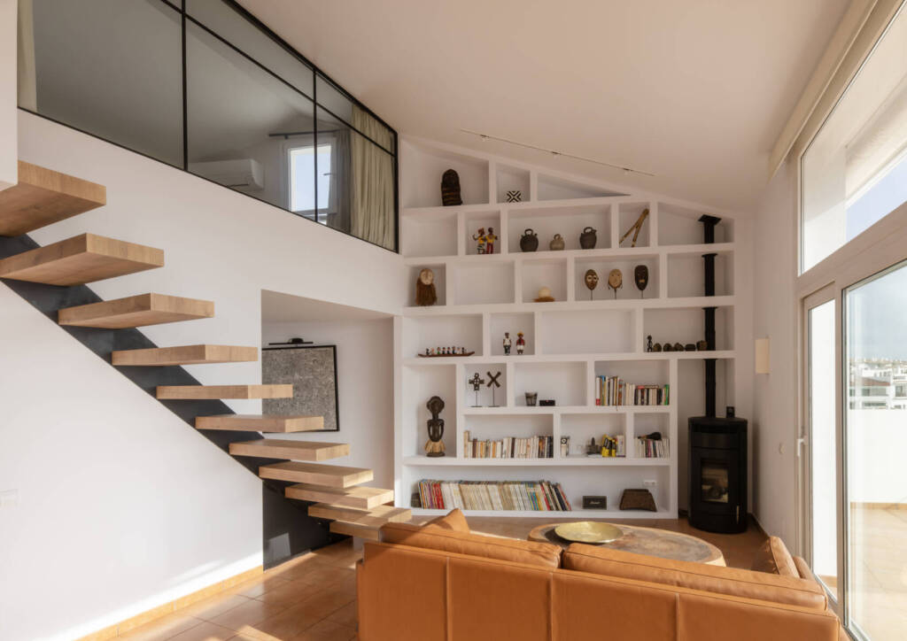 salon con ventanal y chimenea