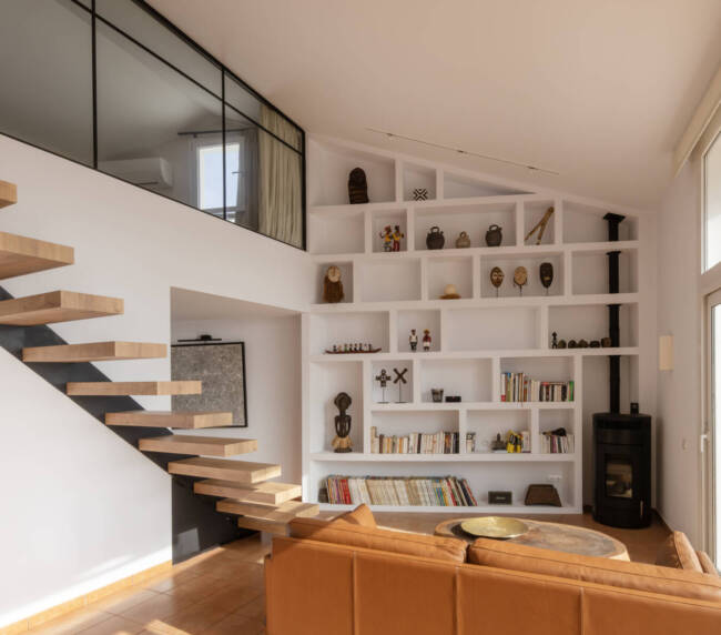 salon con ventanal y chimenea