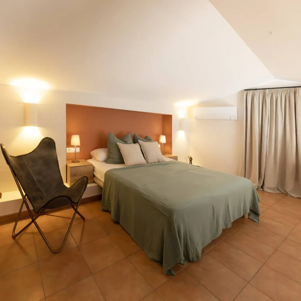 habitación con cama doble